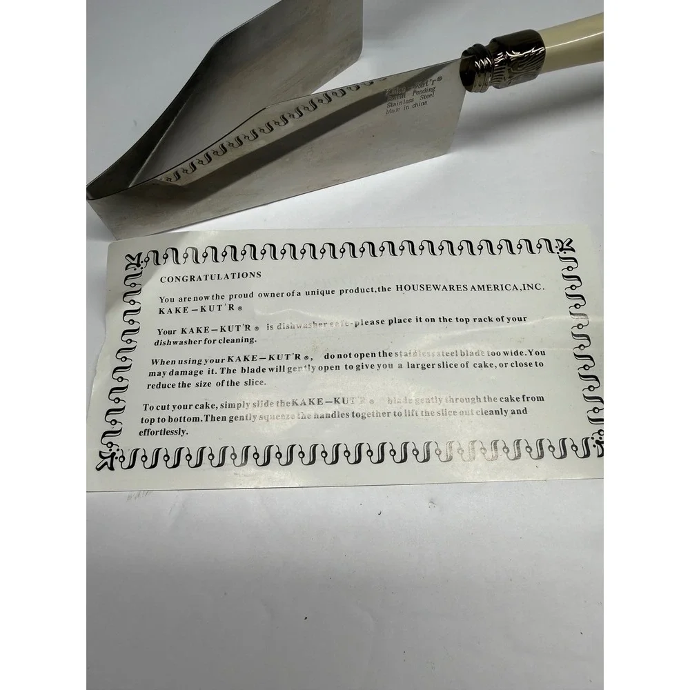 Avon Kake-Kut'r V-Shape Stainless Steel CakeSlicer Server Cream Handles F65263-1